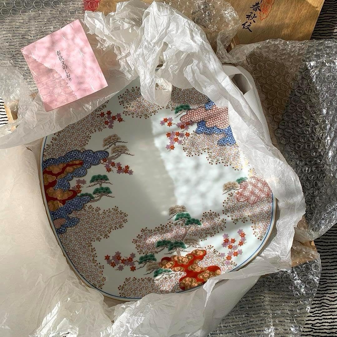 有田焼　賞美堂　其泉窯　染錦春秋紋　大皿　箱出し美品縦横約30.3大幅値下げ断行 有田焼 賞美堂 其泉窯 染錦 大皿 盛皿 飾り皿 輪花皿 色絵 金彩